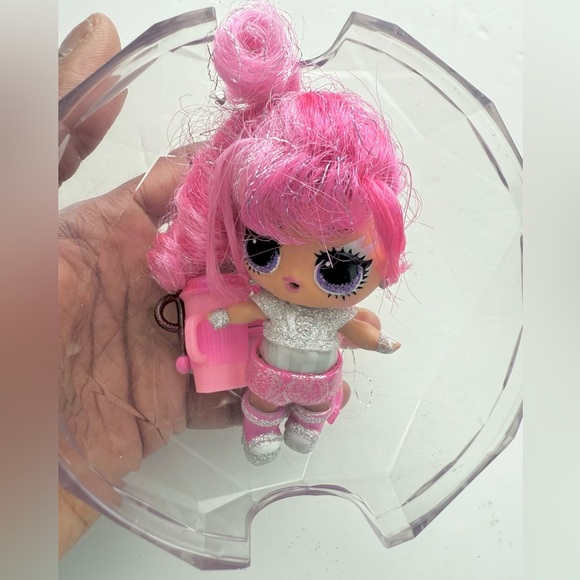 L.O.L. Surprise Doll in Globe - Picture 2 of 3